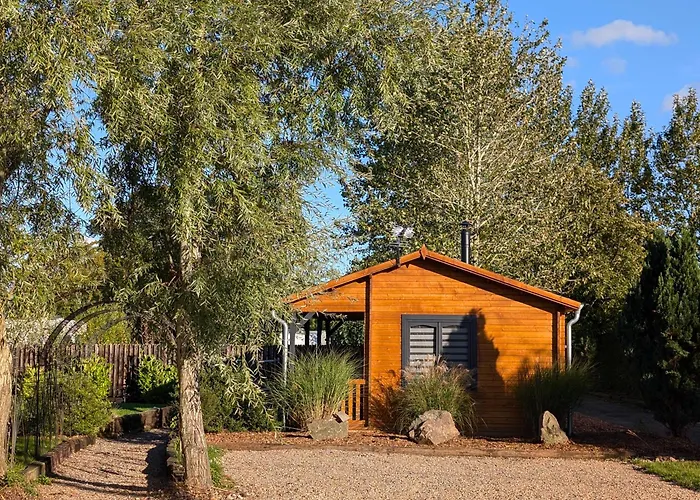 The Malvern Hills, Courtyard Cabins,Tom Cabin