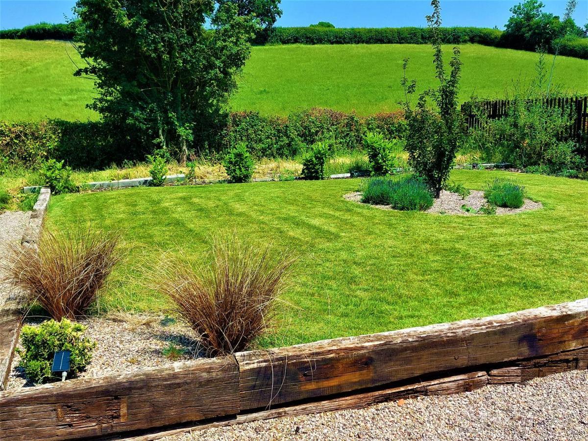 The Malvern Hills, Courtyard Cabins,tom *